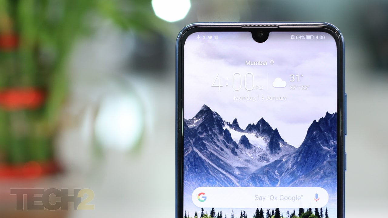 The Honor 10 Lite features a 6.21-inch LCD display in a chassis which is smaller than the Redmi Note 6 Pro and the Asus Zenfone Max Pro M2. Image: tech2/Omkar Patne